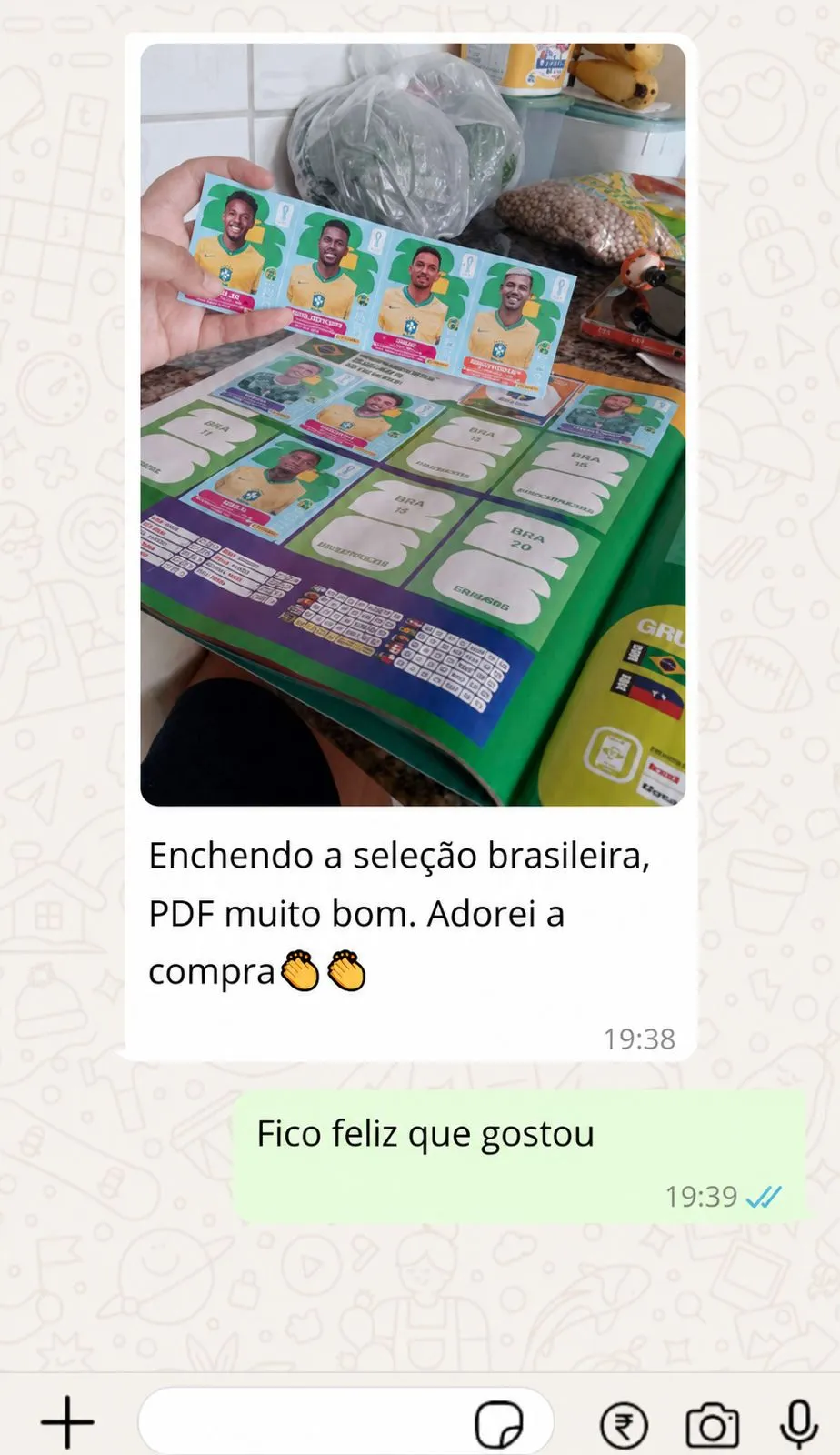 Cliente enchendo o álbum da seleção brasileira com as figurinhas impressas
