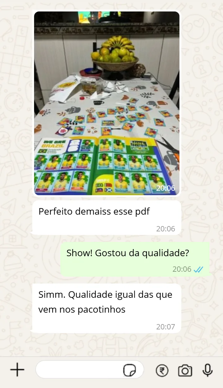 Álbum aberto sobre a mesa com várias figurinhas impressas do pack